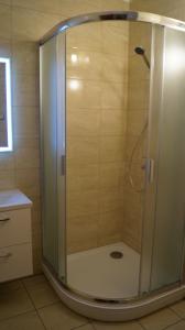 Kúpeľňa v ubytovaní Apartment Sinkó - FREE GARAGE PARKING, central, 2 bedrooms 4 single beds, flexi check-out