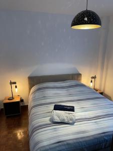 Un dormitorio con una cama con un libro. en Literie Haut de gamme entre gare et centre ville en Dunkerque