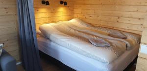 Postel nebo postele na pokoji v ubytování Hvammur 4 with private hot tub (Fagurgali)