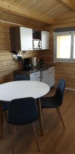 Kuchyň nebo kuchyňský kout v ubytování Hvammur 4 with private hot tub (Fagurgali) + 12 fotografií