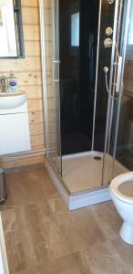 Koupelna v ubytování Hvammur 4 with private hot tub (Fagurgali)