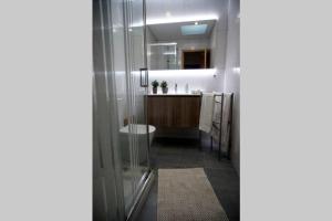 La salle de bains est pourvue d'une douche et d'un lavabo. dans l'établissement BlancoHouse. fozdodouro, à Porto