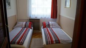 Posteľ alebo postele v izbe v ubytovaní Apartment Sinkó - FREE GARAGE PARKING, central, 2 bedrooms 4 single beds, flexi check-out