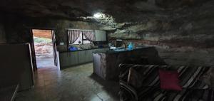 Una habitación con cocina y mostrador en una cueva. en Kings View Cave, en Clanville 34 fotos más