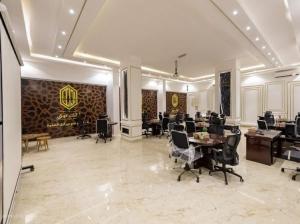 una grande camera con scrivanie e sedie in un edificio di أرائك توق a Sakakah