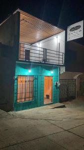 Mesón Carranza في تاماسكوبو: مبنى أخضر مع باب وشرفة