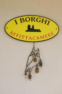 Et logo, certifikat, skilt eller en pris der bliver vist frem på I Borghi
