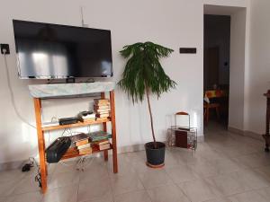 TV a/nebo společenská místnost v ubytování Szekrény Apartman