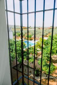 una ventana con vistas a la piscina en Casa Rural San Antonio, en Cabra