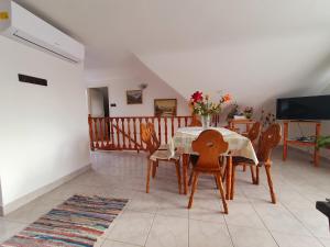 TV a/nebo společenská místnost v ubytování Szekrény Apartman