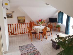 TV a/nebo společenská místnost v ubytování Szekrény Apartman