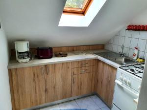 Kuchyň nebo kuchyňský kout v ubytování Szekrény Apartman