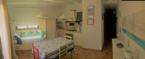 a small room with a kitchen and a small bed at Fronte mare Porto Vecchio in Lampedusa
