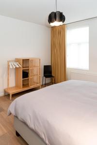 Säng eller sängar i ett rum på Boonuz guesthouse, luxe duplex vakantiehuis in centrum Ieper met privé lounge terras en IR sauna