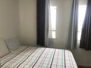 a bed in a room with a window at Apto Praia Atalaia in Aracaju