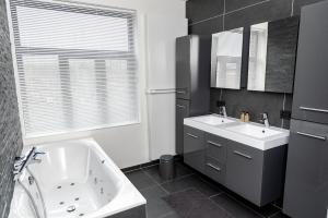 Ett badrum på Boonuz guesthouse, luxe duplex vakantiehuis in centrum Ieper met privé lounge terras en IR sauna