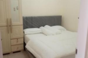 Postel nebo postele na pokoji v ubytování Green House Syariah Mitra RedDoorz