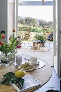 una mesa con un plato de comida en un porche en BORGO DEL FRANCO en Castellabate