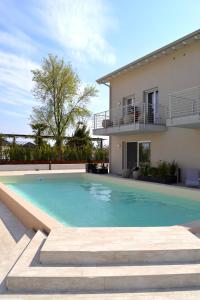 basen przed domem w obiekcie zen AR holiday-home w mieście Peschiera del Garda