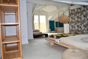 sypialnia z łóżkiem i lustrem w obiekcie zen AR holiday-home w mieście Peschiera del Garda +20 zdjęć