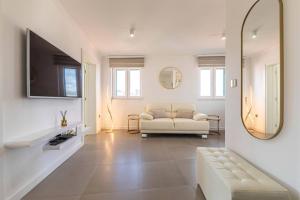 ein Wohnzimmer mit einem weißen Sofa und einem Spiegel in der Unterkunft Elegant Art Deco Home with Balcony in Split