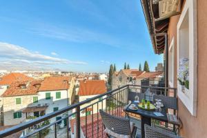 Balkon lub taras w obiekcie Elegant Art Deco Home with Balcony
