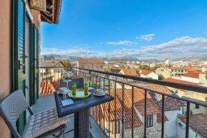 Balkon lub taras w obiekcie Elegant Art Deco Home with Balcony