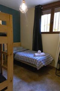 um quarto com um beliche e uma escada em Apartamento Turístico Javalambre Snow em Camarena de la Sierra