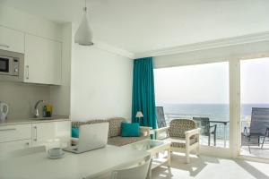eine Küche und ein Wohnzimmer mit Meerblick in der Unterkunft Acapulco Ocean View in San Agustín