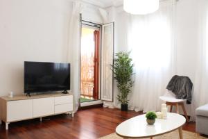 Televízia a/alebo spoločenská miestnosť v ubytovaní Apartamento centro paseo maritimo