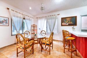 comedor con mesa y sillas en Tata & Nana’s Home - 3Bdrm Private House, en Cancún