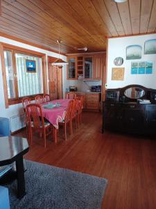 Villa Vonkale في آنيكوسكي: مطبخ وغرفة طعام مع طاولة وكراسي