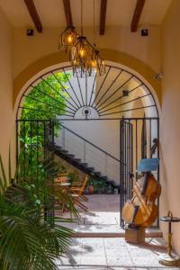 una entrada a un edificio con una puerta con una guitarra en La Casa del Naranjo Hotel Boutique, en Querétaro