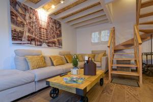 salon z kanapą i drewnianym stołem w obiekcie Les Maisons de Maje - La Home45 w mieście Honfleur