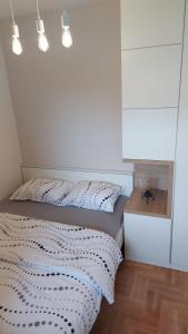 1 Schlafzimmer mit 2 Betten und einem Spiegel in der Unterkunft Apartman Green Lux in Banja Luka