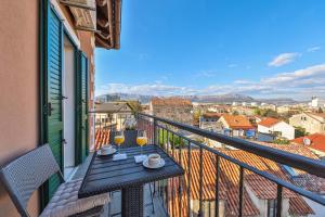 Balkon lub taras w obiekcie Elegant Art Deco Home with Balcony