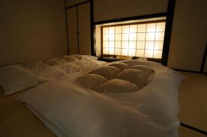 Postel nebo postele na pokoji v ubytování Asakusa Central Hotel