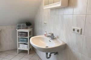 Koupelna v ubytování Kur-Pur eine Ferienwohnung mit Sauna und Garten + 25 fotografií