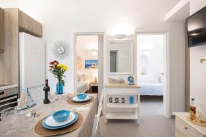 TV a/nebo společenská místnost v ubytování Sole Blu Mykonos Town Apartment Two