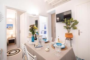 TV a/nebo společenská místnost v ubytování Sole Blu Mykonos Town Apartment Two