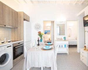 Kuchyň nebo kuchyňský kout v ubytování Sole Blu Mykonos Town Apartment Two