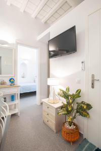 TV a/nebo společenská místnost v ubytování Sole Blu Mykonos Town Apartment Two
