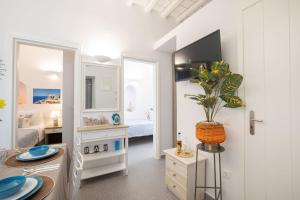 TV a/nebo společenská místnost v ubytování Sole Blu Mykonos Town Apartment Two