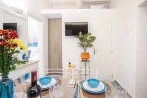 TV a/nebo společenská místnost v ubytování Sole Blu Mykonos Town Apartment Two