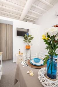 TV a/nebo společenská místnost v ubytování Sole Blu Mykonos Town Apartment Two