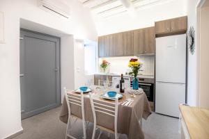 Kuchyň nebo kuchyňský kout v ubytování Sole Blu Mykonos Town Apartment Two