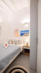 Sole Blu Mykonos Town Apartment Two tesisinde bir odada yatak veya yataklar