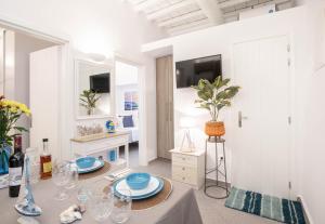 TV a/nebo společenská místnost v ubytování Sole Blu Mykonos Town Apartment Two