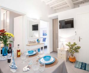 TV a/nebo společenská místnost v ubytování Sole Blu Mykonos Town Apartment Two