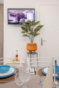 TV a/nebo společenská místnost v ubytování Sole Blu Mykonos Town Apartment Two